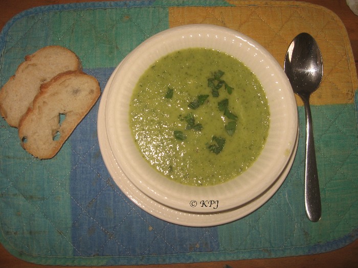 Delicious courgette and parsley soup