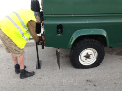 Jacking up the Land Rover to change the tyre